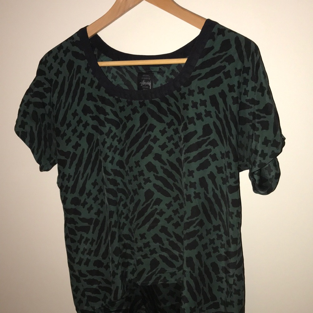 Stussy, longer back shorter front, super soft!